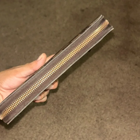 Authentic Louis Vuitton Damier Ebene Zippy Wallet in Excellent Condition - Picture 12 of 13